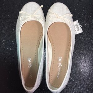 American Eagle Size 8 1/2 Silver White Flats